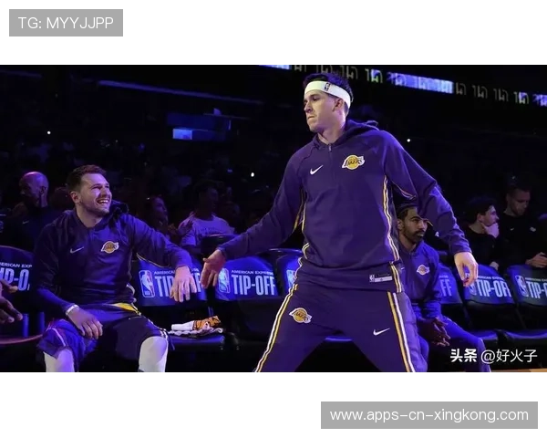 湖人战胜独行侠 里夫斯调侃东契奇为笨蛋展现球场幽默 湖人战胜独行侠 里夫斯调侃东契奇为笨蛋展现球场幽默