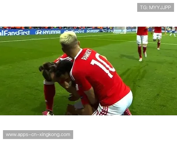 切尔西中场的插上直塞为前锋制造单刀机会并转化为进球 切尔西中场的插上直塞为前锋制造单刀机会并转化为进球