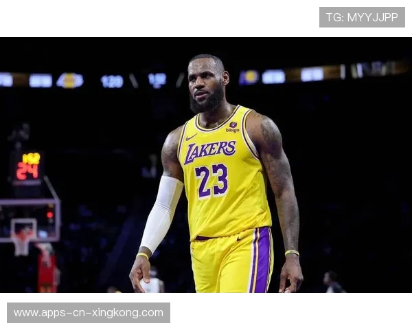 詹姆斯完成反击暴扣，湖人主场气氛瞬间引爆