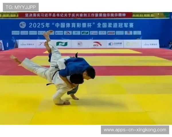 柔道选手抱摔稳稳将对手放倒：力量与平衡的极致演绎