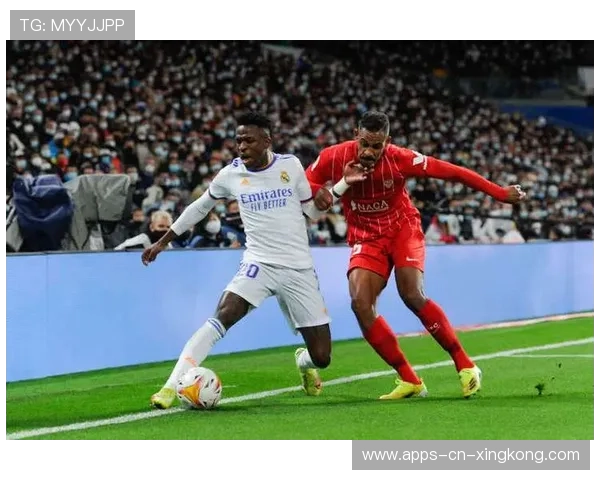 维尼修斯禁区左侧连续摆脱，小角度劲射洞穿对方大门